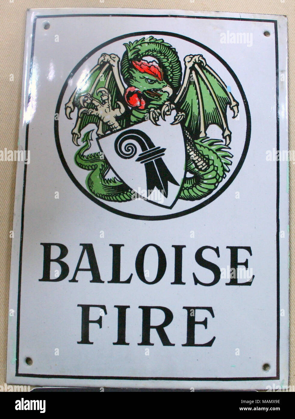 Porcellana di ferro fire mark per Basler Versicherungs Gesellschaft gegen Feuerschaden a Basilea in Svizzera mostra cresta colorata su sfondo bianco con la scritta nera Titolo: Fire mark per Basler Versicherungs Gesellschaft gegen Feuerschaden a Basilea in Svizzera . dopo il 1863. Foto Stock