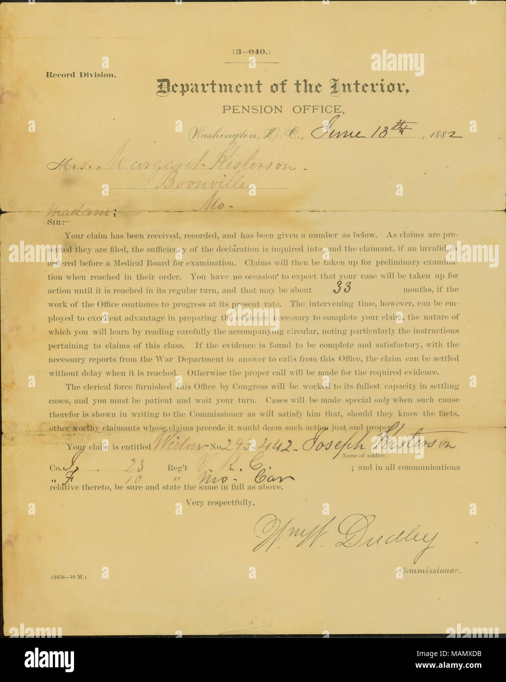 Afferma che la domanda di pensione per Giuseppe Kesterson è stato ricevuto e verrà ripreso per azione entro 33 mesi. Titolo: Modulo lettera di Wm. Dudley, signor Commissario, ministero degli Interni, Ufficio pensioni, Washington, D.C., alla sig.ra Margaret Kesterson, Boonville, Mo., Giugno 13, 1882 . Il 13 giugno 1882. Dudley, William Foto Stock