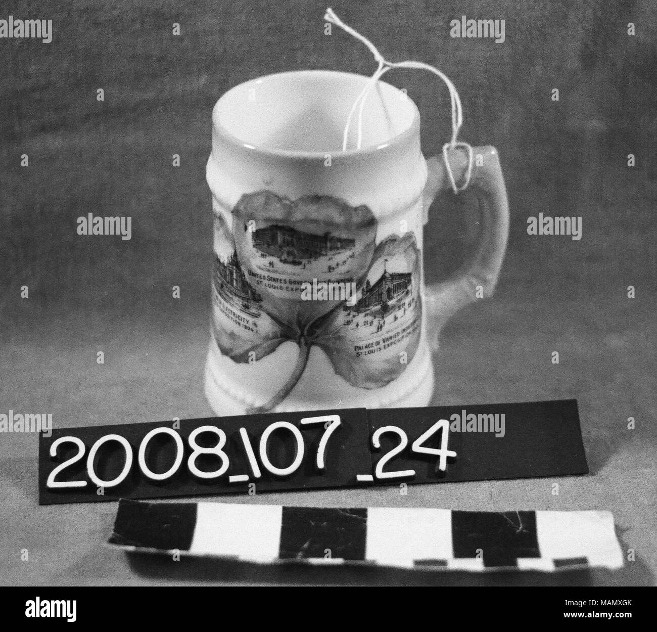 Tazza di ceramica dal 1904 Louisiana Purchase Exposition Titolo: 1904 Fiera Mondiale di Souvenir Tazza di ceramica . 1904. Foto Stock