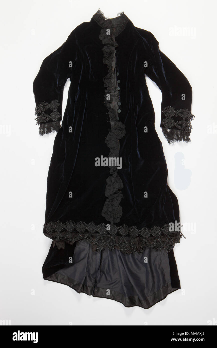 Donna blu navy in due pezzi abito di velluto con jet perle e pizzo nero trim, indossato da Dollie Bernheimer Shoenberg (1860-1949), moglie del colonnello Mosè Shoenberg (1852-1925), un prominente St. Louis imprenditore e leader civico. Titolo: Bordato Ensemble di velluto indossata da Dollie Bernheimer Shoenberg . tra il 1870 e il 1880. Foto Stock