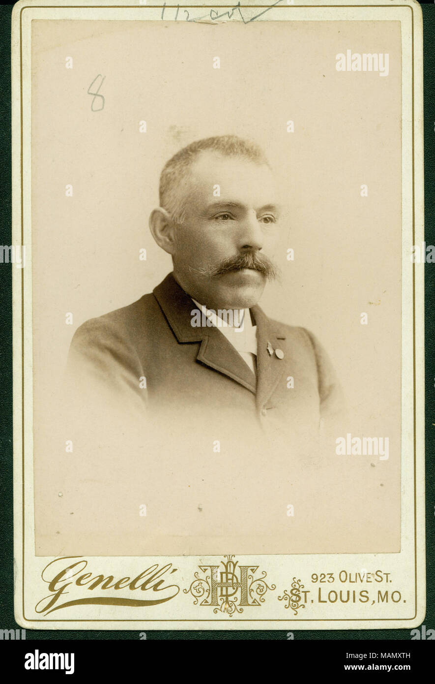 Formale di busto ritratto di Gus H. Willau indossa una tuta e girate a destra. "Genelli' e 923 OLIVE ST. ST. LOUIS, MO." (stampato immagine sotto). Titolo: Gus H. Willau (Unione veterano). . Circa 1892. Genelli, San Luigi Foto Stock
