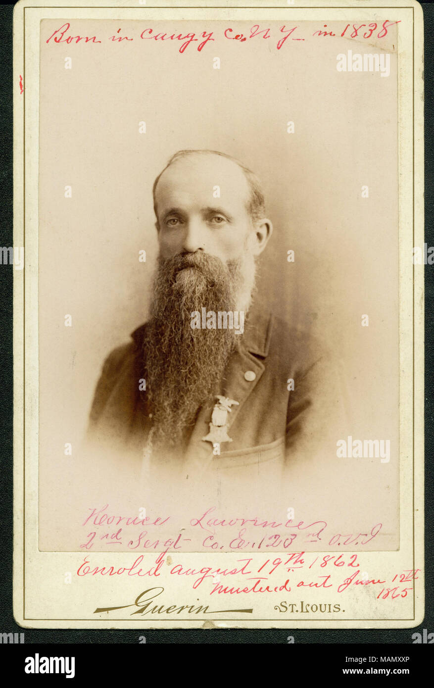 Formale di busto ritratto di Orazio Lawrence indossa una tuta con una medaglia appuntata a camicia colletto, e girate a sinistra. "Nato in Cayuga Co. ny nel 1838' (scritta sulla parte superiore dell'immagine). "Heoruce [sic] Lawrence Sergt 2a. Co. E. 123O.V.I. Iscritti 19 agosto 1862 ispezionň fuori giugno12th 1865' (scritta immagine sotto). "Guerin' e 'ST. LOUIS.' (stampato immagine sotto). Nota sul lato inverso legge 'Nato a Cayuga Co. N. Y. nel 1838. Arruolato 19 Agosto 1862 in Co. E. 123Reg O.V.I. Passò in rassegna fuori il 12 giugno 1865. Era 52 anni [Giugno 10th] quando questa è stata presa [Sett. Xix 1892]." date tra parentesi appe Foto Stock