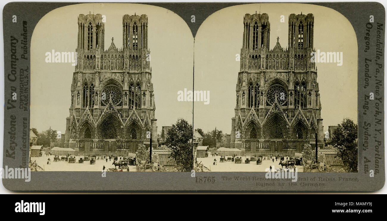 Orizzontale, seppia stereocard mostra un frontale in vista della cattedrale di Reims, Francia, con danni visibili dalla guerra, compreso un crollo del tetto. Keystone Stereografia numero 18765. Il titolo recita: 'Il mondo rinomata Cattedrale di Reims, Francia, rovinato dai tedeschi". Titolo: 'Il mondo rinomata Cattedrale di Reims, Francia, rovinato dai tedeschi". . Tra circa 1914 e circa 1918. Keystone View Company Foto Stock