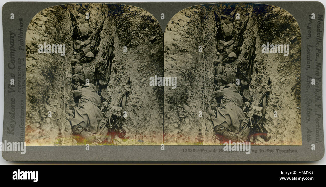 Orizzontale, seppia stereocard mostra uniformata soldati francesi in appoggio in una trincea. Keystone Stereografia numero 18633. Il titolo recita: "Soldati francesi in appoggio nelle trincee." Titolo: "Soldati francesi in appoggio nelle trincee.' . tra circa 1914 e circa 1918. Keystone View Company Foto Stock