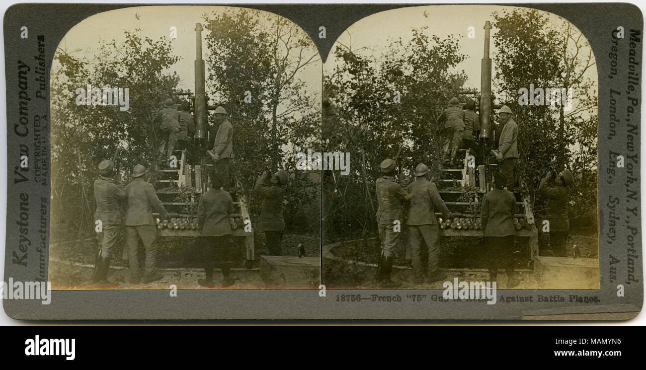 Orizzontale, seppia stereocard mostra sette uomini in uniforme di lavorare con un francese di '75' artiglieria pistola. Keystone Stereografia numero 18756. Il titolo recita: 'Il francese '75' pistola in azione contro i piani di battaglia." Titolo: "un francese di '75' in azione." . tra circa 1914 e circa 1918. Keystone View Company Foto Stock