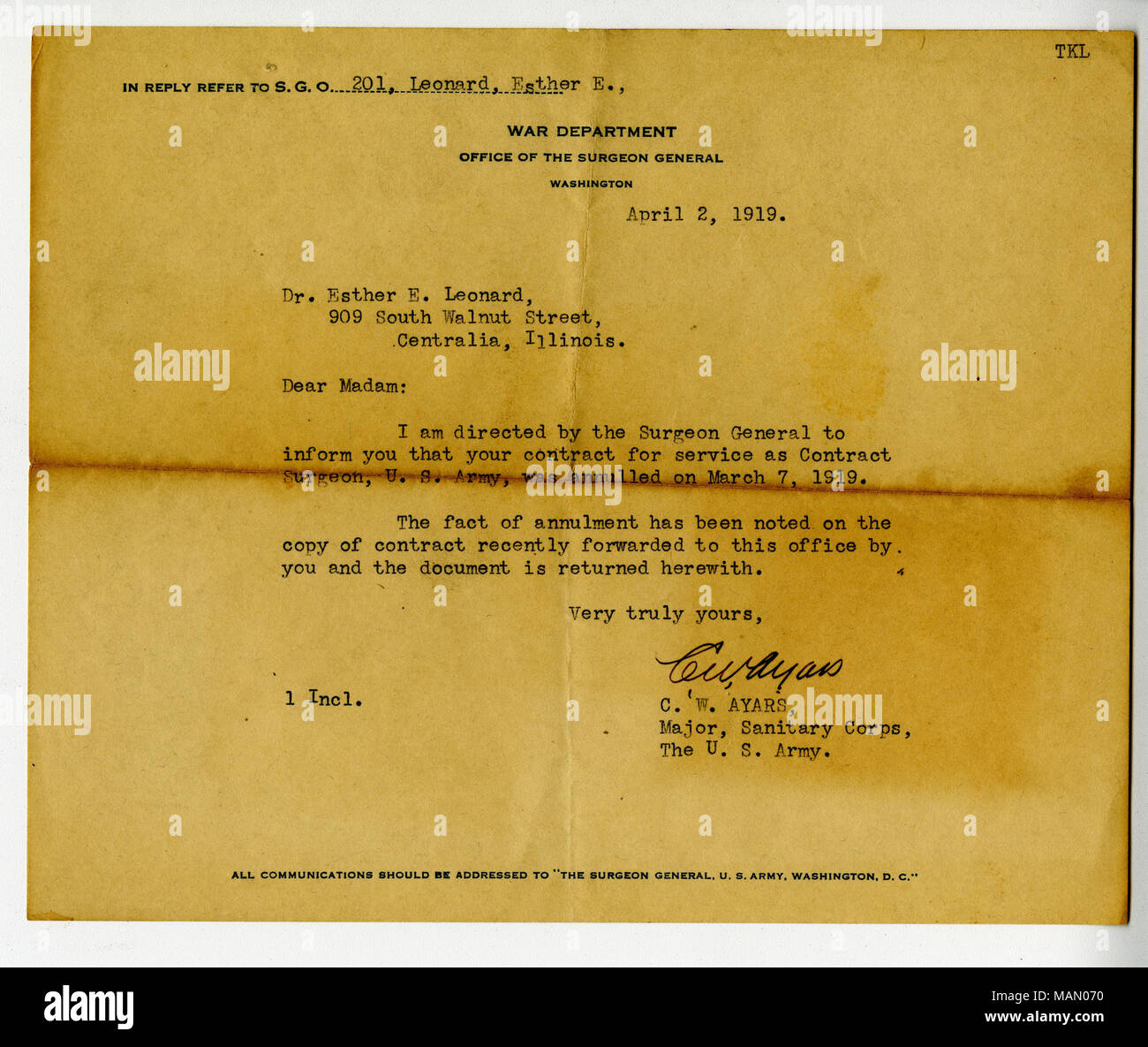 Principali C.W. Ayars inviato questa lettera al Dottor Esther E. Leonard e informata del fatto che il suo contratto come un chirurgo nell'esercito era stato annullato il 7 marzo 1919. Il dottor Leonard è servito come un contratto chirurgo durante la I guerra mondiale presso l'U.S. Esercito Ospedale generale n. 1 nella città di New York e ad un ospedale di evacuazione a Vichy, Francia. Trascrizione: TKL IN RISPOSTA FARE RIFERIMENTO A S. G. O. 201, Leonard, Esther E., guerra Ufficio del chirurgo generale a Washington il 2 aprile 1919. Dott.ssa Ester E. Leonard, 909 South Walnut Street, Centralia, Illinois. Gentile Signora: Io sono dirette dal chirurgo generale per informarla che Foto Stock