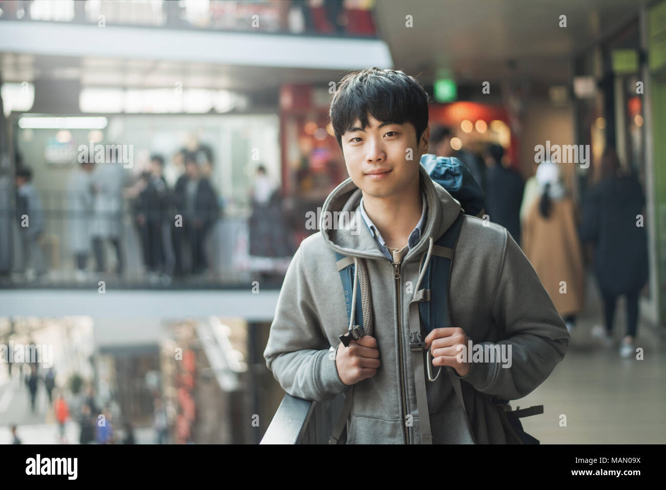 Giovane uomo che viaggia in Corea, Seoul Street Foto Stock