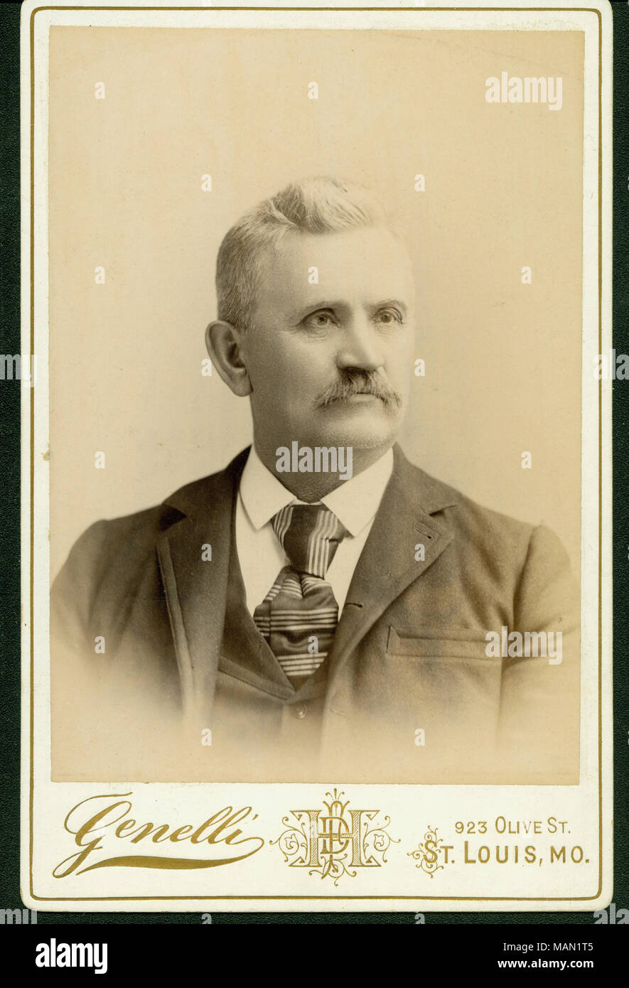 Formale di busto ritratto di Matt Sever indossa una tuta, giubbotto, e modellato il tirante con la testa girata verso destra. "Genelli' e '923 OLIVE ST. ST. LOUIS, MO." (stampato immagine sotto). Titolo: Matt Sever (Unione veterano). . Circa 1892. Genelli, San Luigi Foto Stock