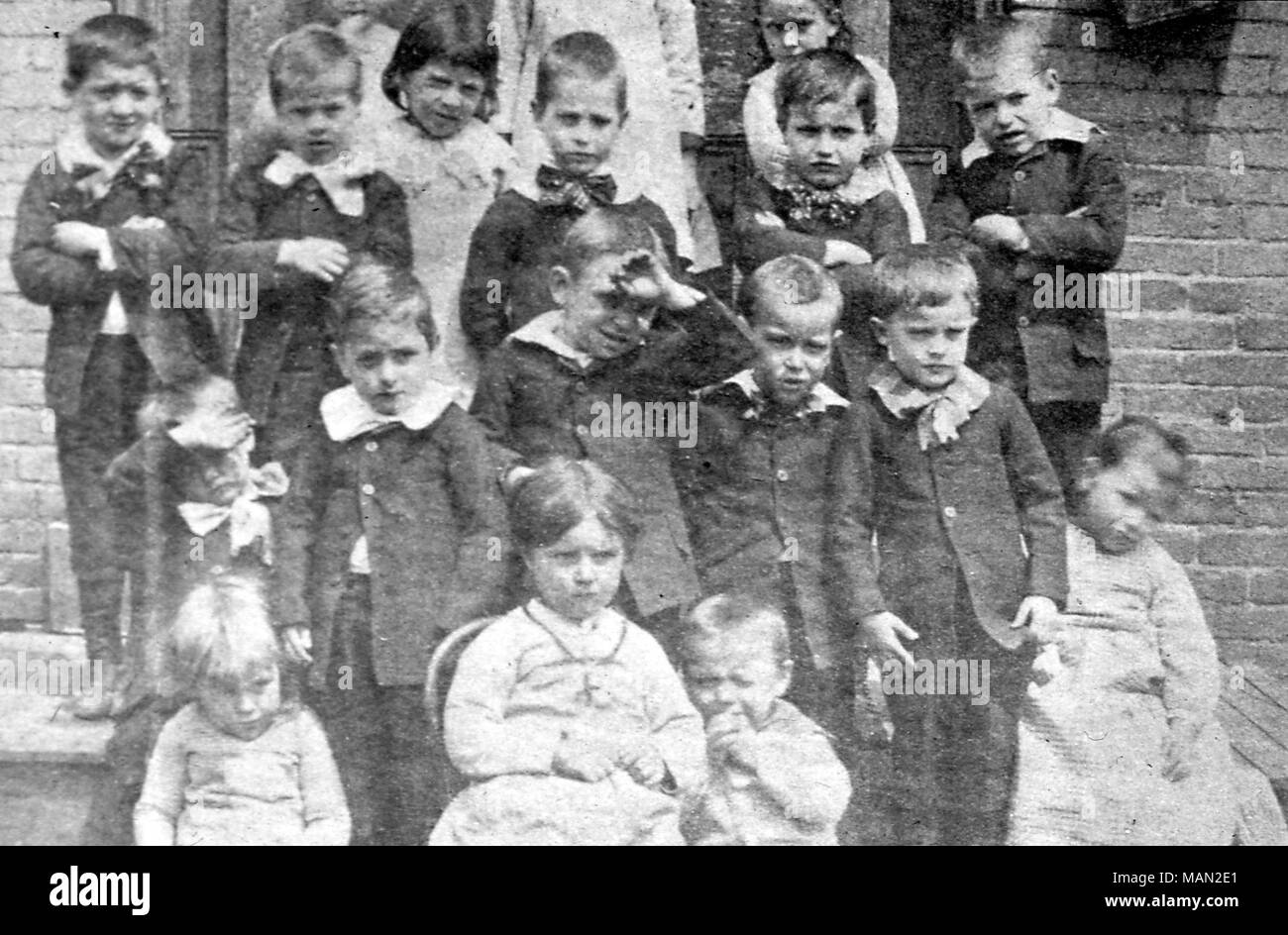 Titolo: fotografare dei bambini sui gradini del lato sud di asili nido, ca. 1888 . 1888. Foto Stock
