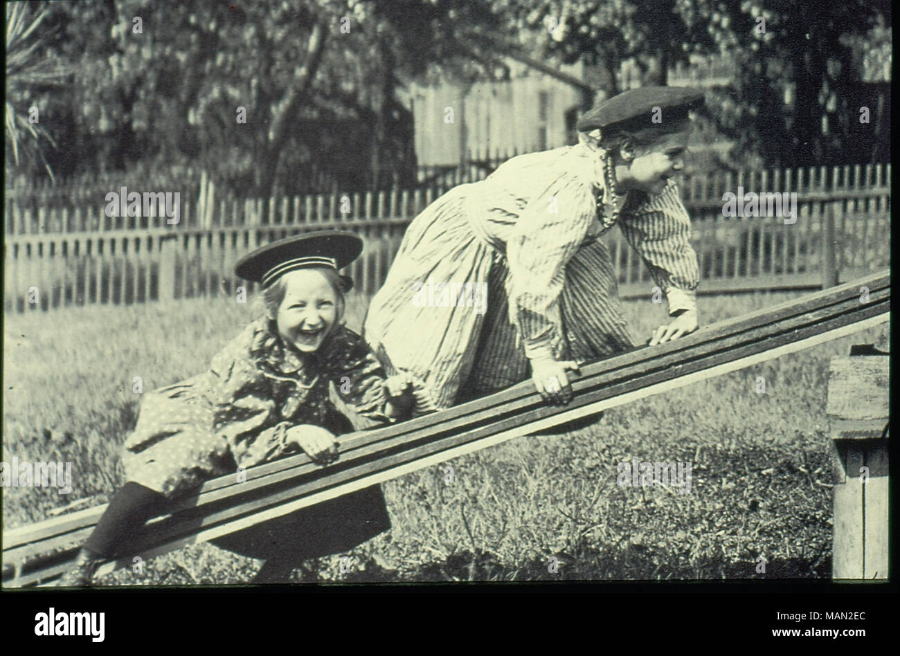 Titolo: fotografia di due ragazze su un vedere-visto al lato sud della contea di asili nido, ca. 1910 . 1910. Foto Stock