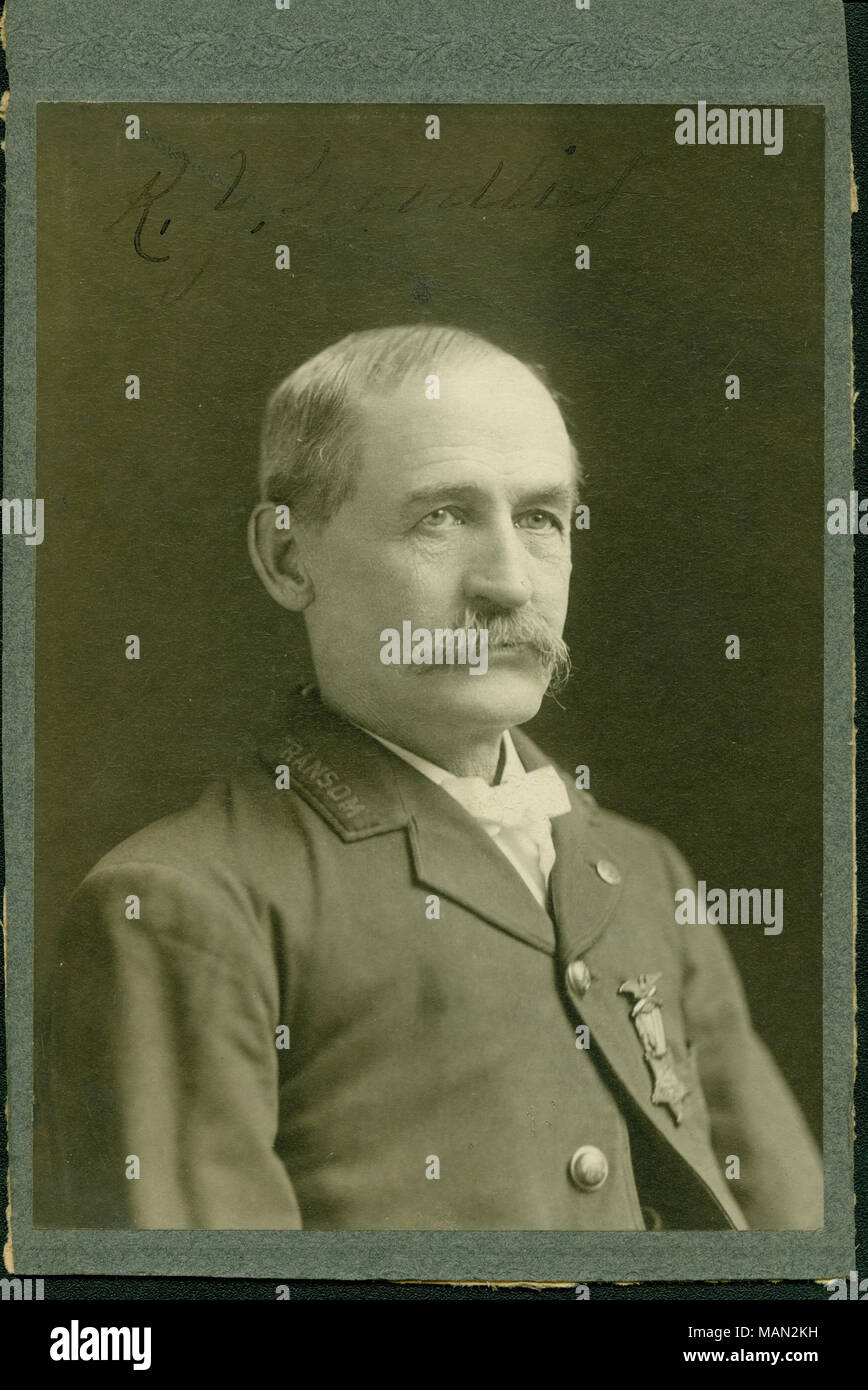 Formale di busto ritratto di R. Y. Woodlief indossa una giacca uniforme con una medaglia appuntata a esso, e girate a destra. "R.Y. Woodlief' (scritta sulla parte superiore dell'immagine). Titolo: R. Y. Woodlief (Unione veterano). . Circa 1900. J.C. Strauss Foto Stock