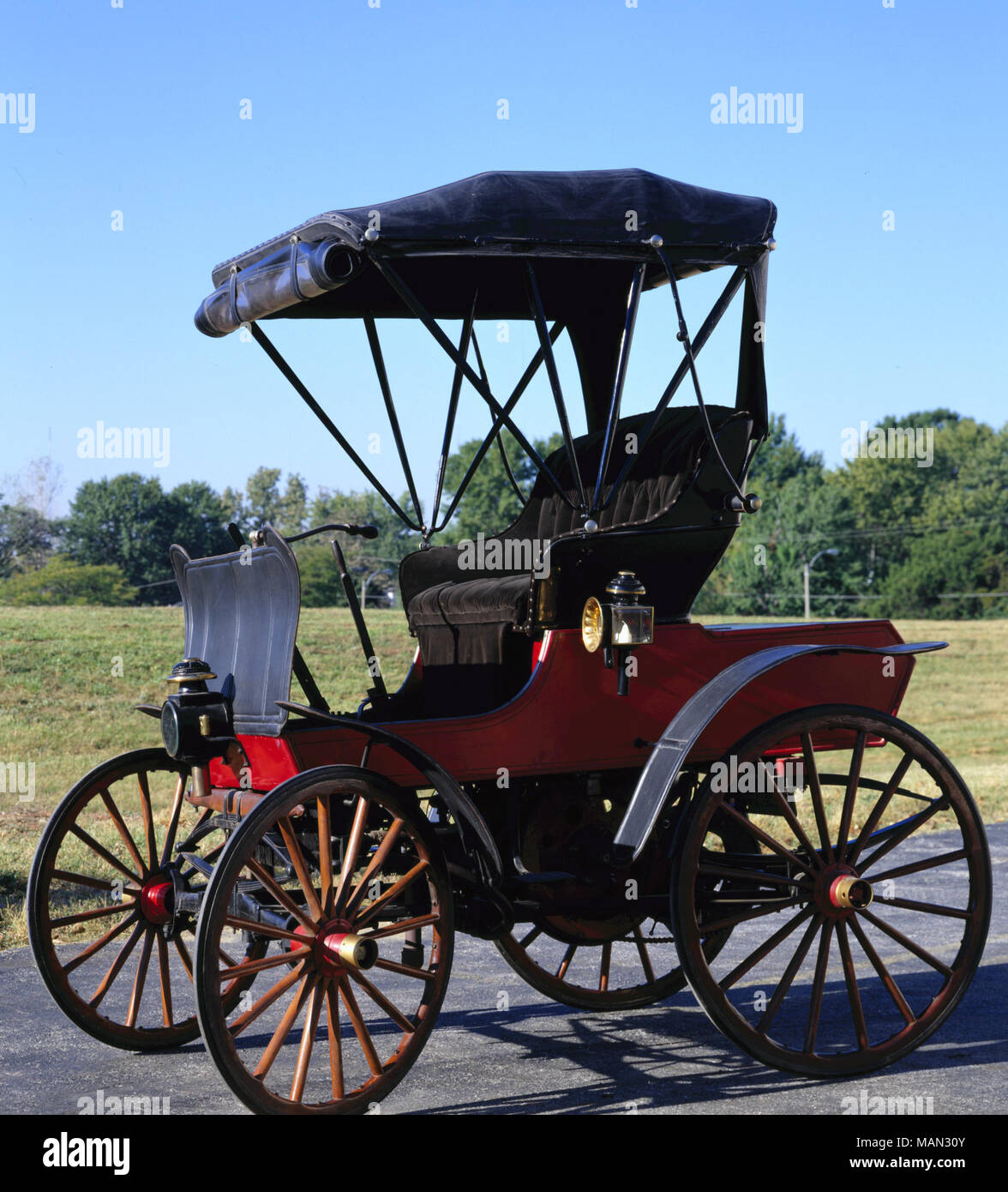 Inizio automobile fatta da san Luigi benzina Motor Company, essenzialmente un buggy con un motore Titolo: St. Louis benzina Motor Company automobile . circa 1900. San Luigi benzina Motor Company Foto Stock