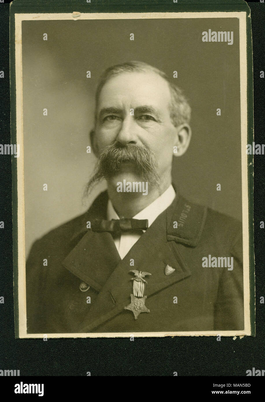 Formale di busto ritratto di W. E. Hively indossando un bow tie e una camicia uniforme con una medaglia appuntata per il collare di destra. Titolo: W. E. Hively (Unione veterano). . 1901. Foto Stock