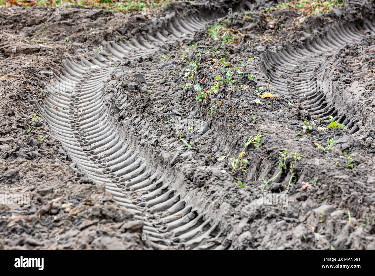 Tracce di pneumatici nel paese. fangosi dopo la pioggia. Foto Stock