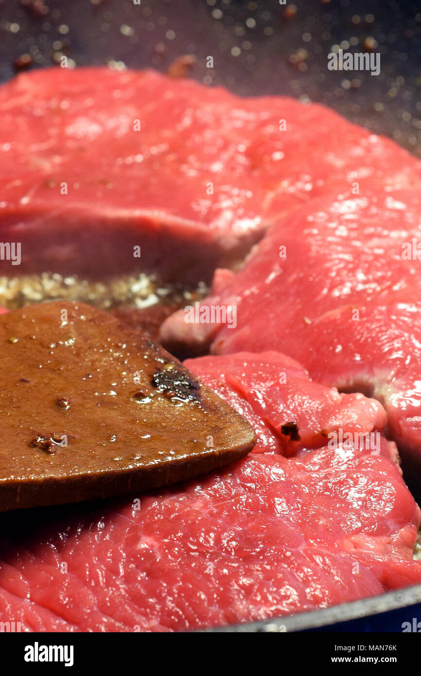 Materie Lombata di manzo bistecche in padella. Chiudere verticali su immagine. Foto Stock