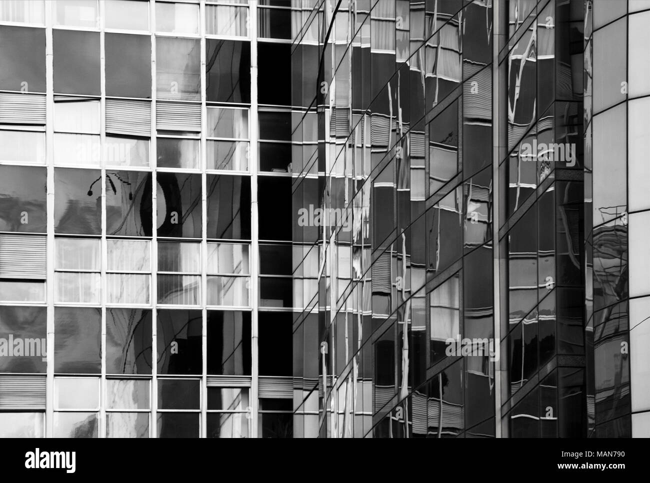 Dettaglio del vetro facciata di edificio con riflessioni in bianco e nero Foto Stock