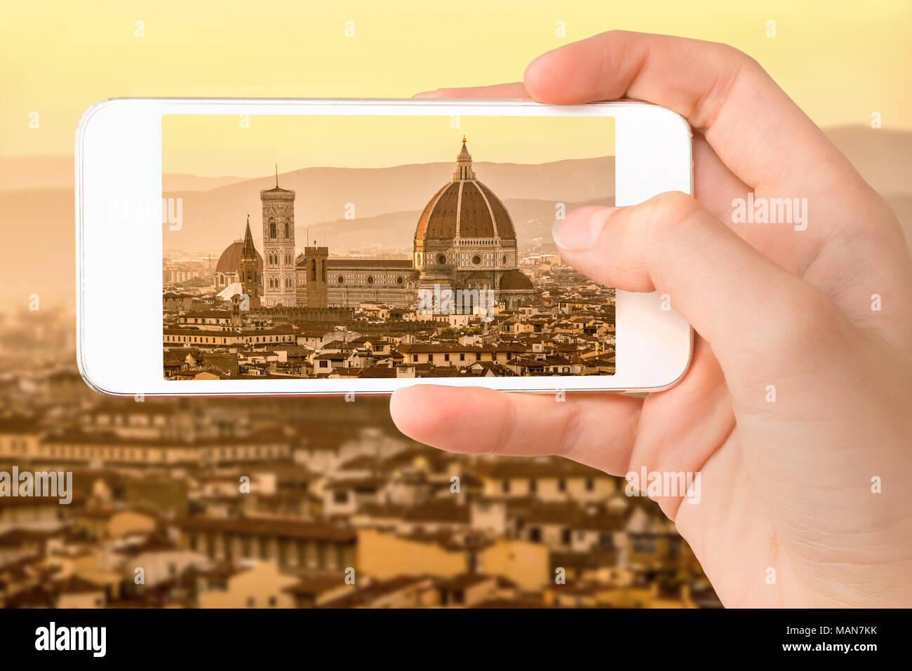 Primo piano di una mano con lo smartphone di scattare una foto di Firenze con la Basilica di Santa Maria del Fiore (Duomo), Toscana, Italia Foto Stock