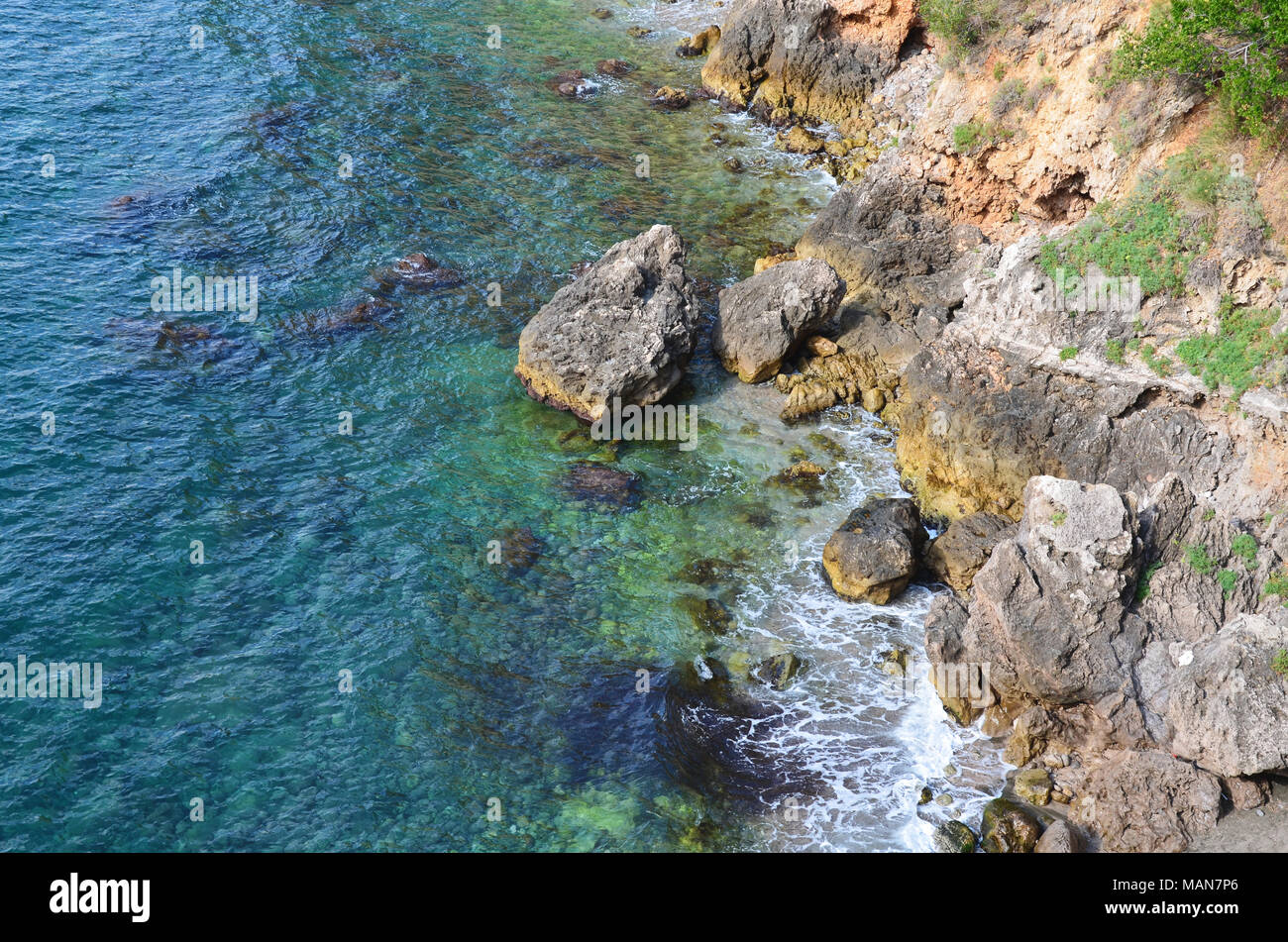 Costa del Mare RockHigh Angolo di visione delle formazioni rocciose in mare. Sfondo. Foto Stock