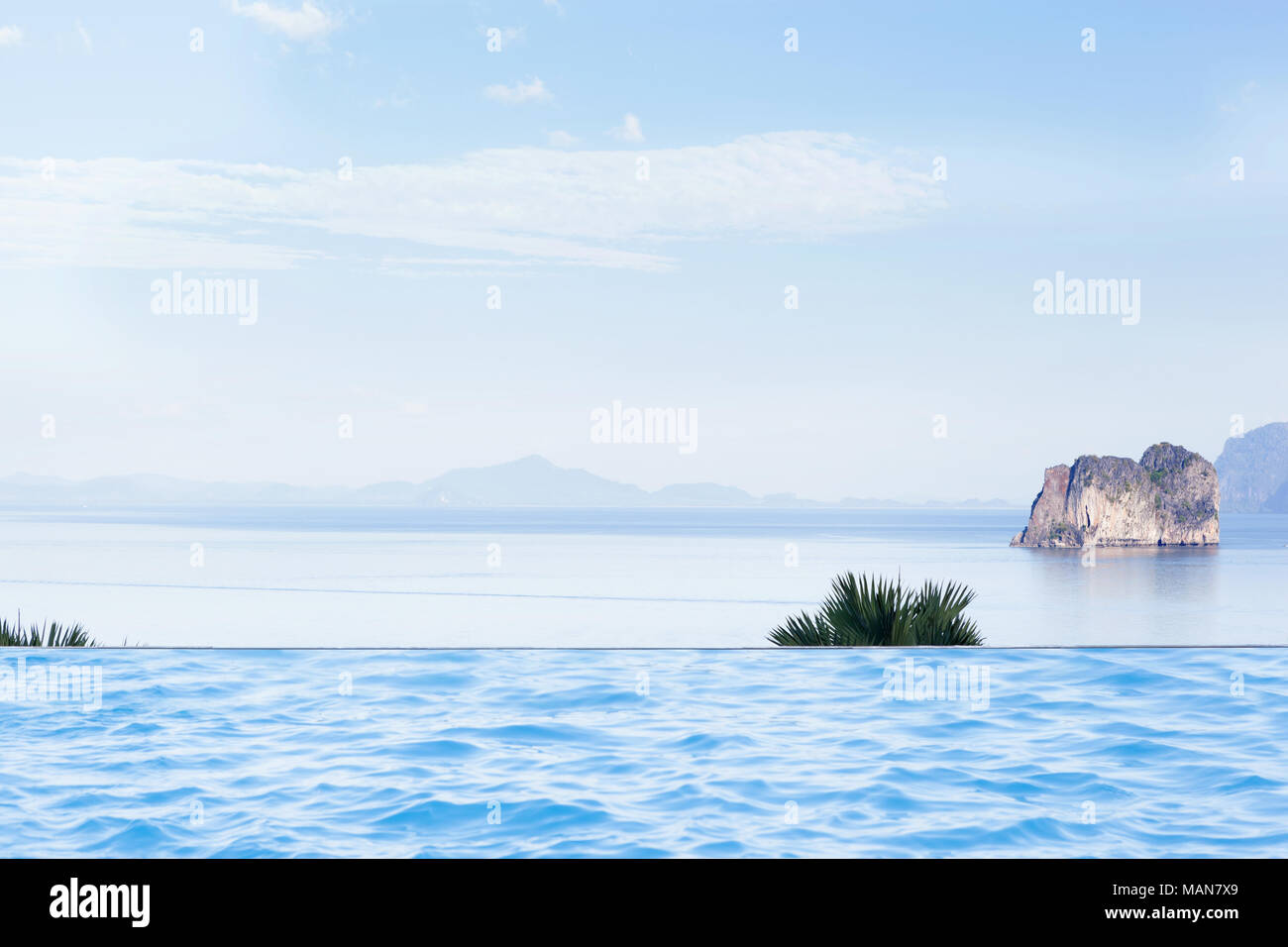 Lusso piscina infinity con vista oceano. Viaggi di lusso concetto. Foto Stock