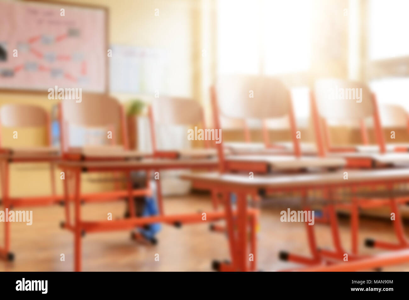 Immagine sfocata di aula vuota con la scuola scrivanie, sedie e lavagna. Il concetto di istruzione. Foto Stock