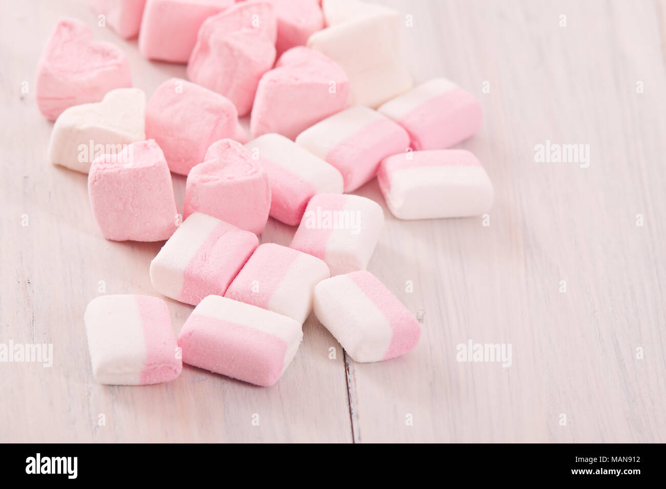 Marshmallows sul tavolo di legno. Foto Stock