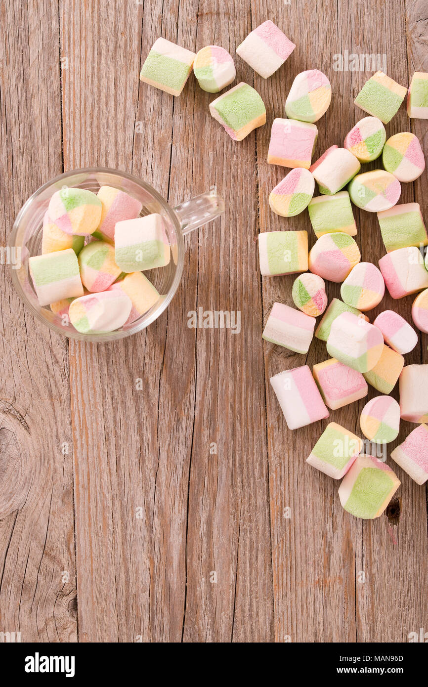 Marshmallows sul tavolo di legno. Foto Stock
