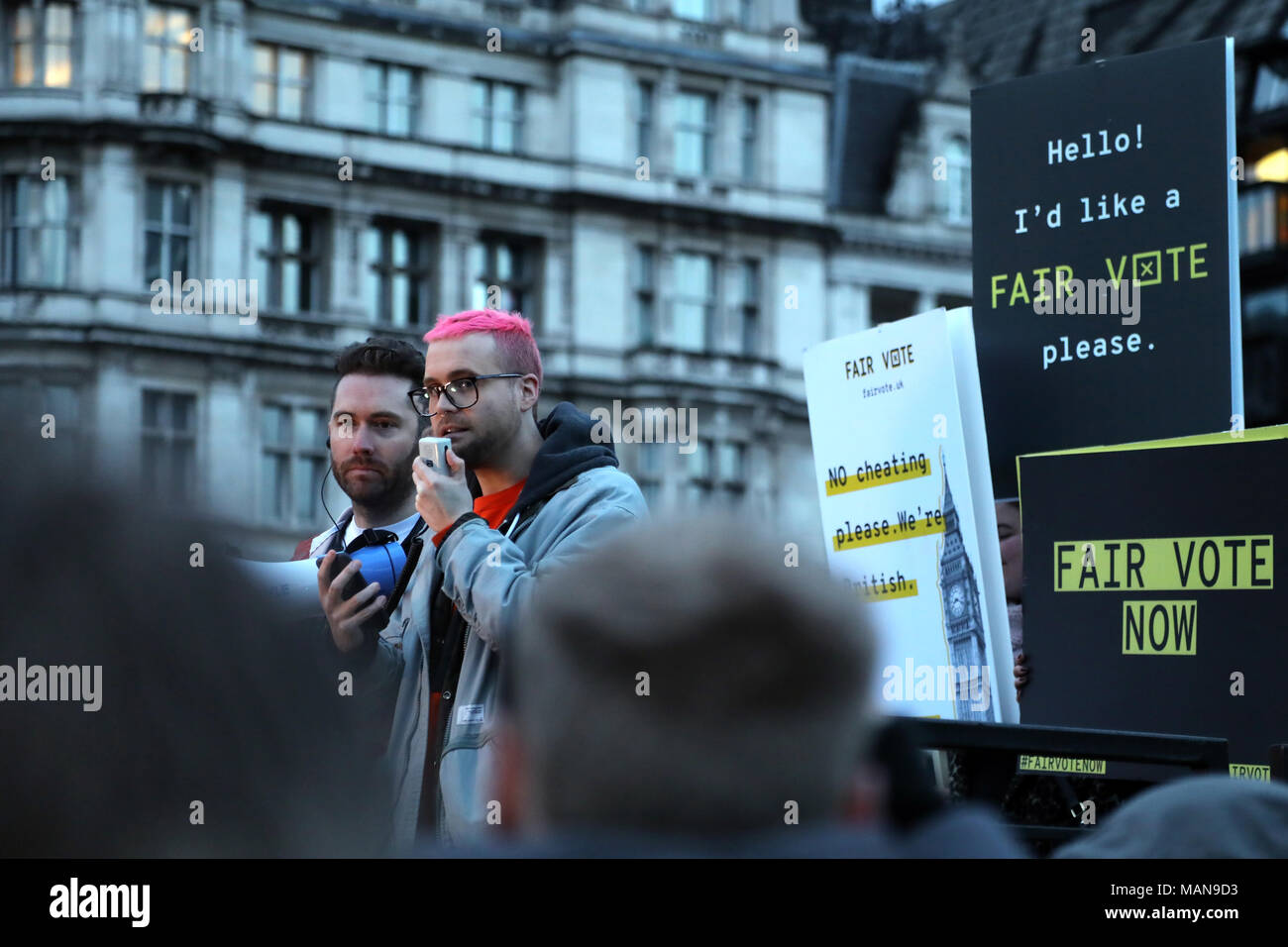 Christopher Wylie, un ex direttore della ricerca presso la Cambridge Analytica, risolve il giusto voto rally in piazza del Parlamento, a Londra il 29 marzo, 2018. Foto Stock