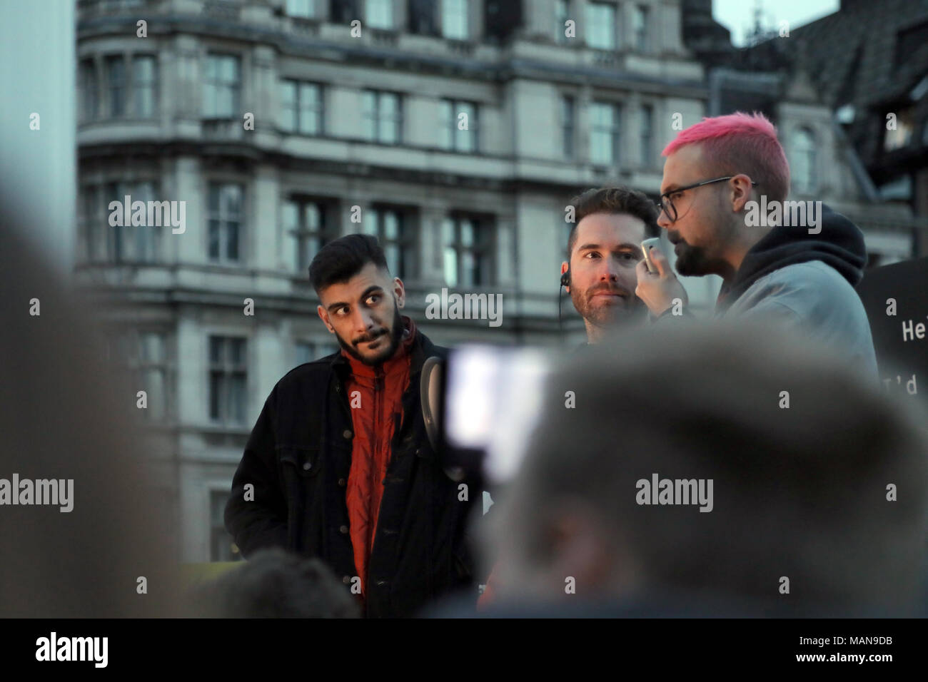 Christopher Wylie, un ex direttore della ricerca presso la Cambridge Analytica, risolve il giusto voto rally in piazza del Parlamento, a Londra il 29 marzo, 2018. Foto Stock