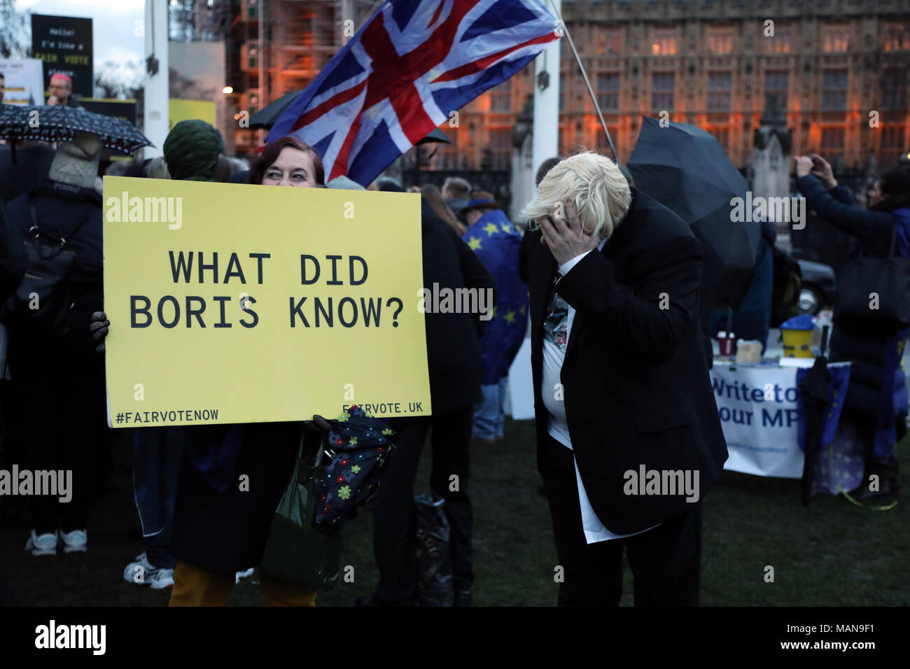 Drew Galdron, un impersonator del Segretario degli esteri britannico Boris Johnson, al giusto voto rally in piazza del Parlamento, a Londra il 29 marzo, 2018 Foto Stock