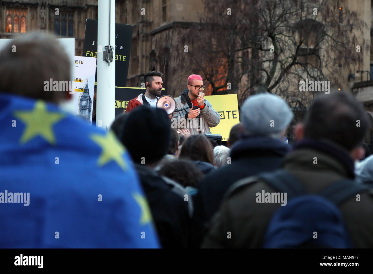Christopher Wylie, un ex direttore della ricerca presso la Cambridge Analytica, risolve il giusto voto rally in piazza del Parlamento, a Londra il 29 marzo, 2018. Foto Stock