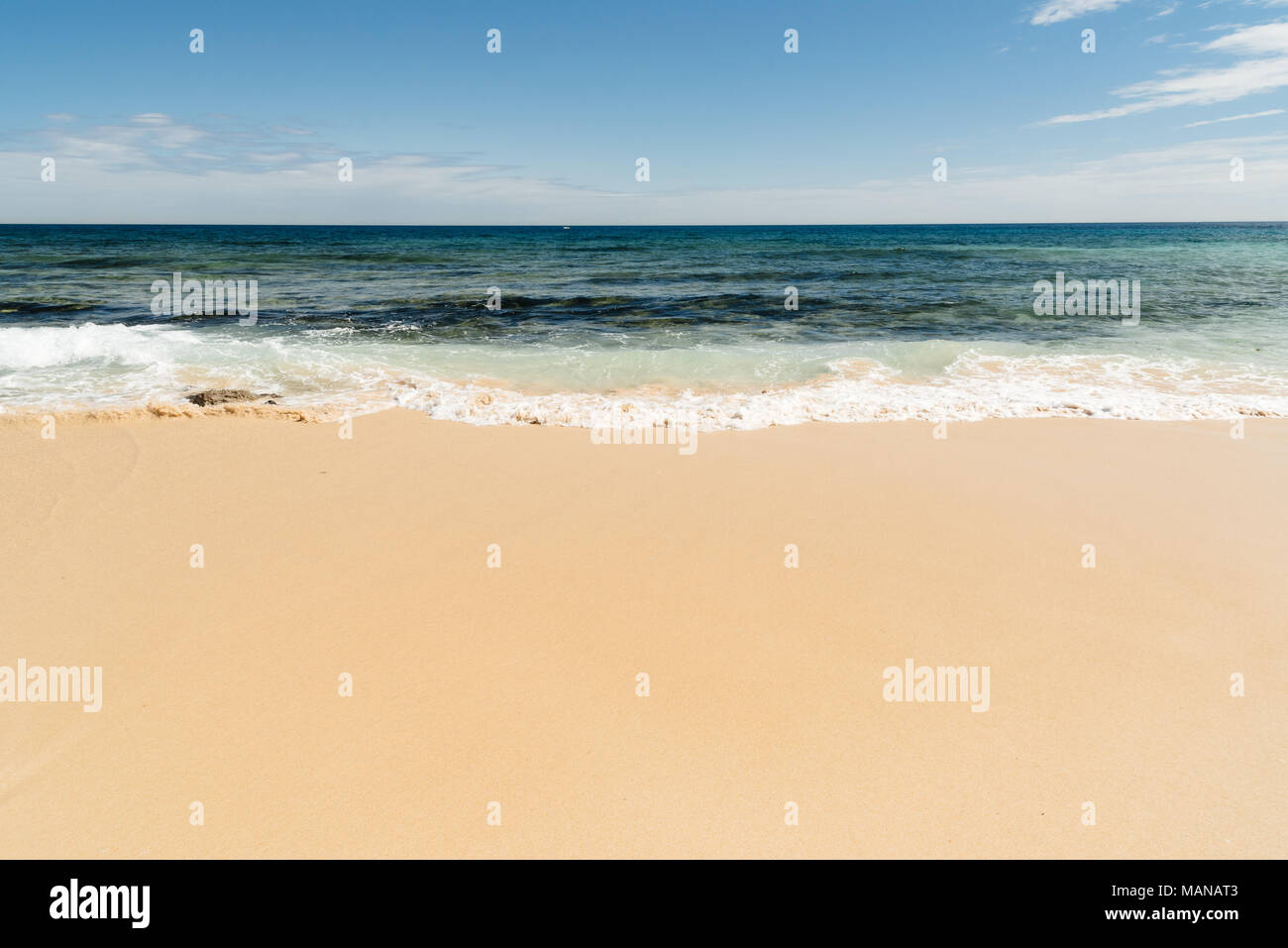 Bellissima spiaggia, mare e cielo blu. Corralejo Beach in Fuerteventura Foto Stock