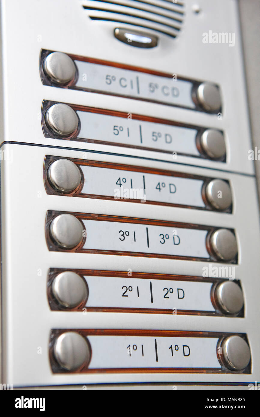 Costruzione di interfono dispositivo di sicurezza. Home apparecchiature per il controllo degli accessi. In verticale Foto Stock