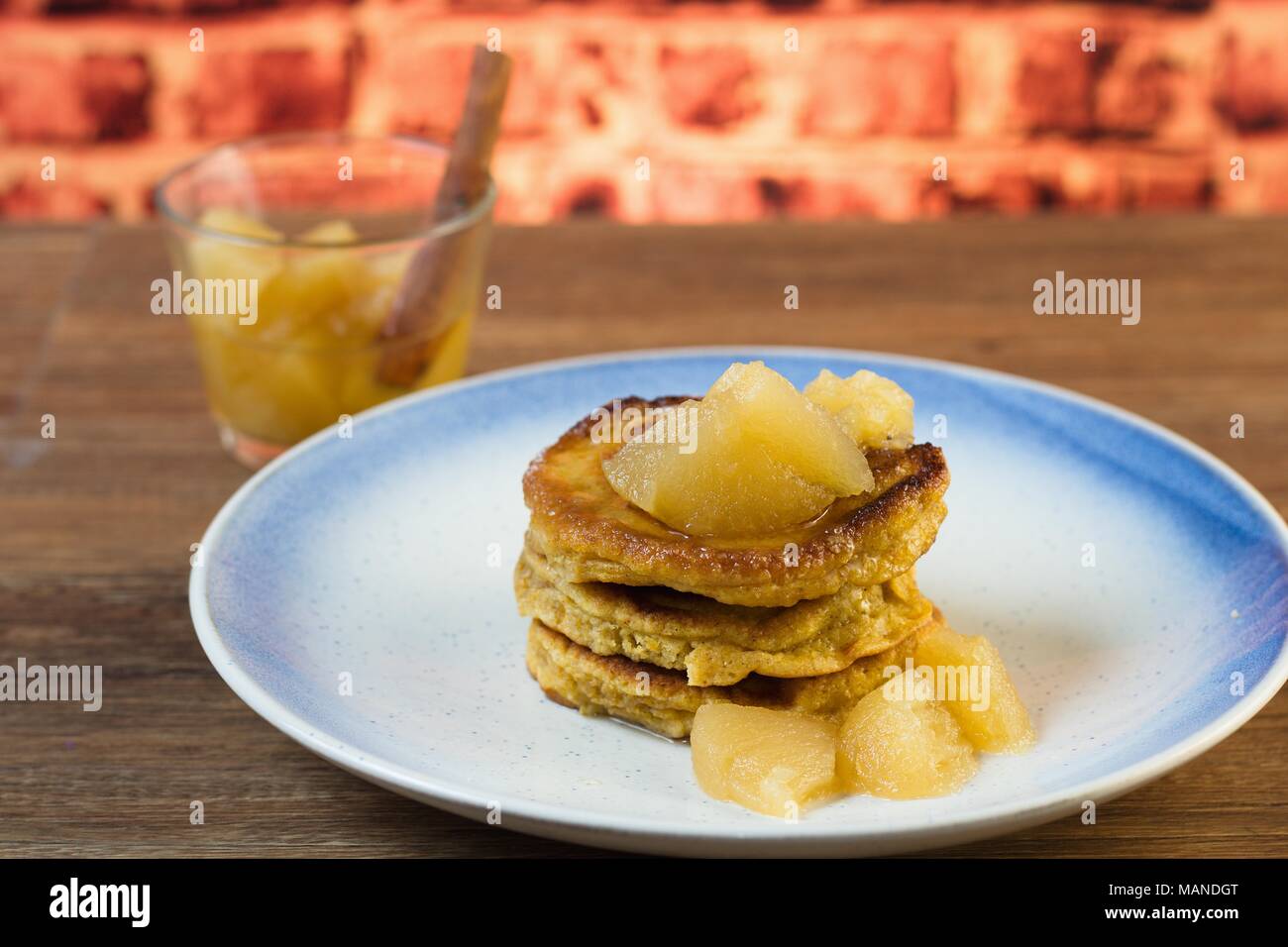 Pila di fatti in casa senza glutine frittelle con bolliti salsa di mele Foto Stock