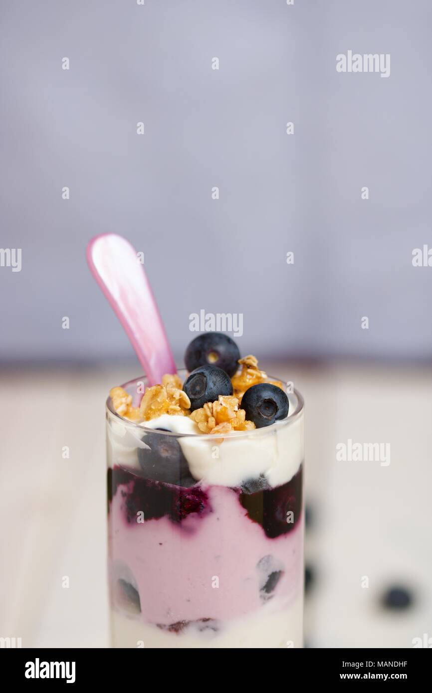 Bicchiere di mirtillo parfait di yogurt Foto Stock