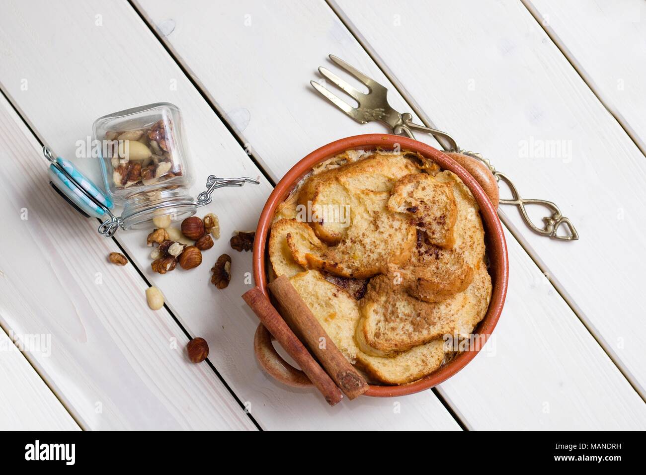 Direttamente sopra vista sulla pentola di coccio pieno di pudding di pane Foto Stock