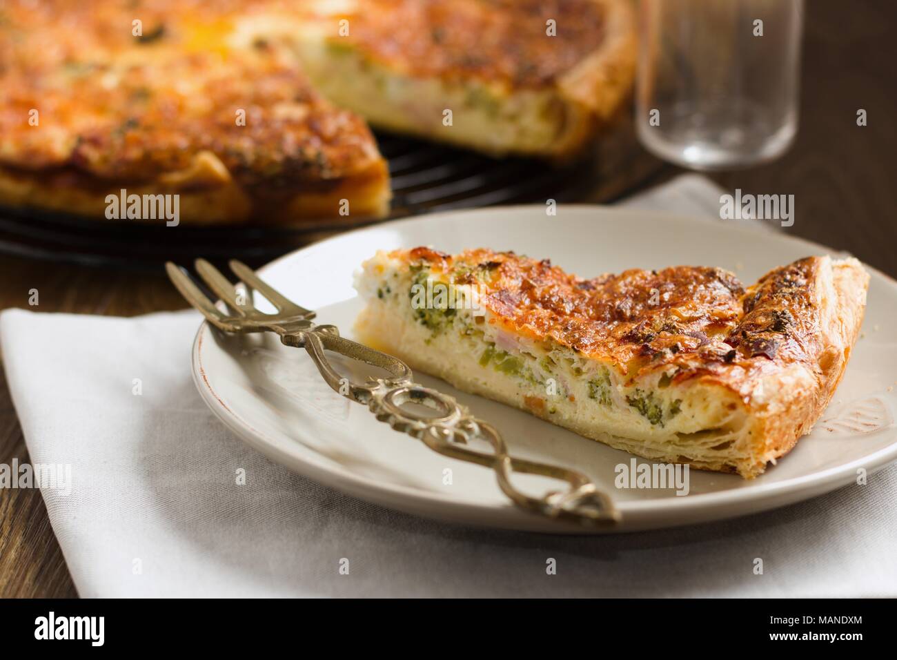 Fetta di torta di verdure o quiche, servita su una piastra Foto Stock