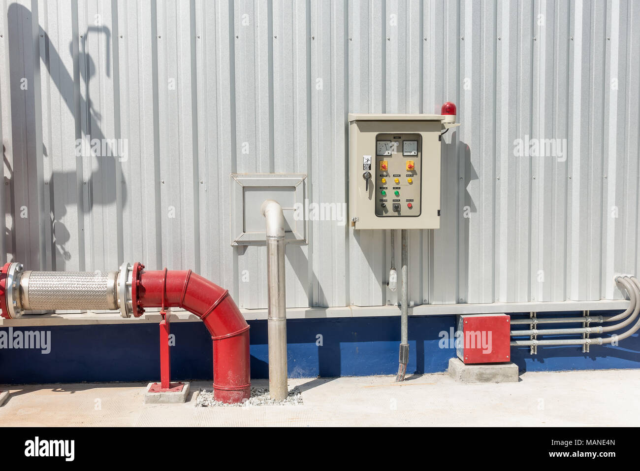 Stazione pompa per il sistema di protezione antincendio e pannello di controllo, attrezzature pannello di controllo. Foto Stock