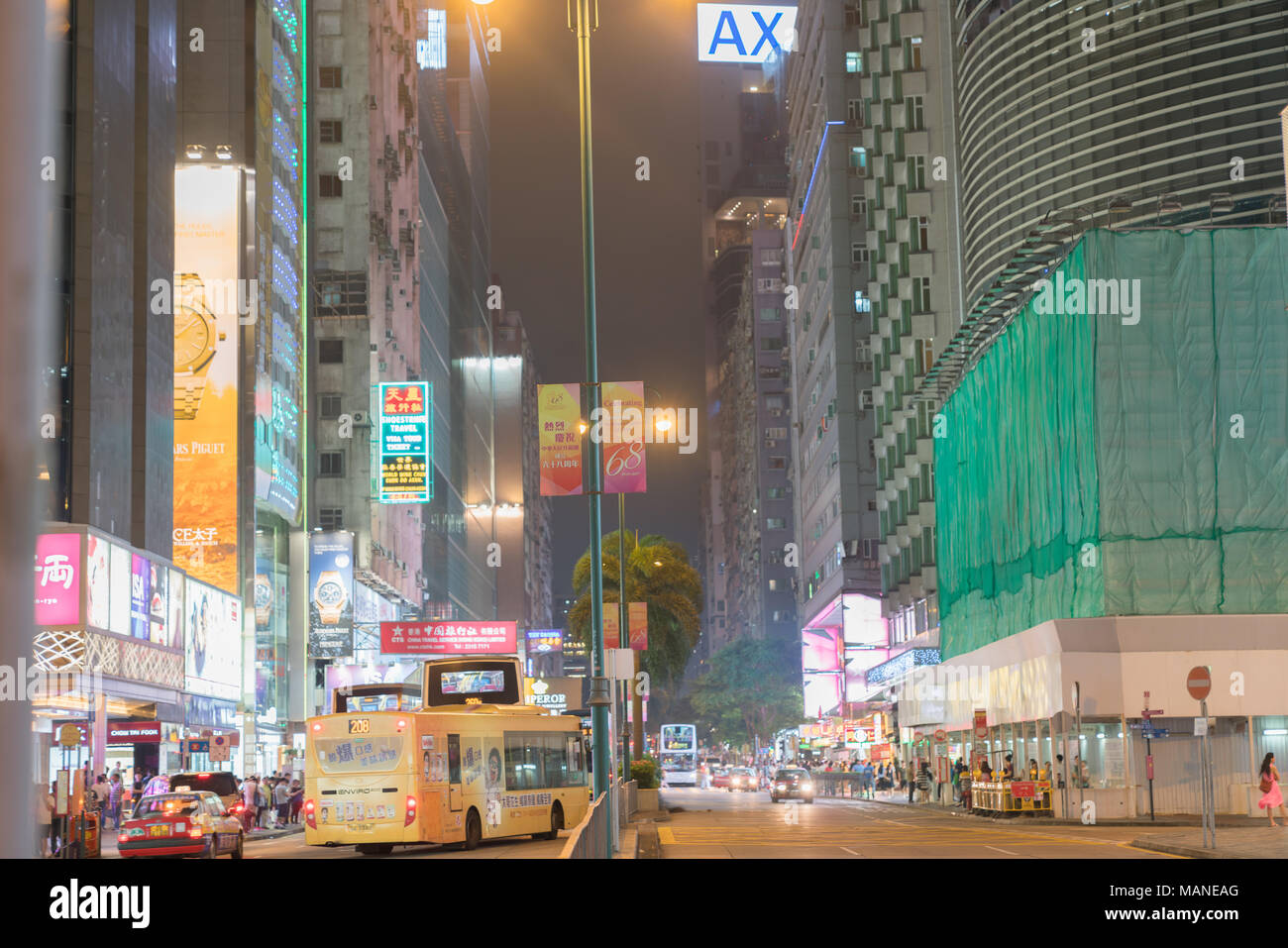 KOWLOON, HONG KONG - 19 settembre 2017; tipicamente città asiatiche street sotto le luci della notte la ricerca di Nathan Road nel centro business e il distretto di vendita al dettaglio Foto Stock