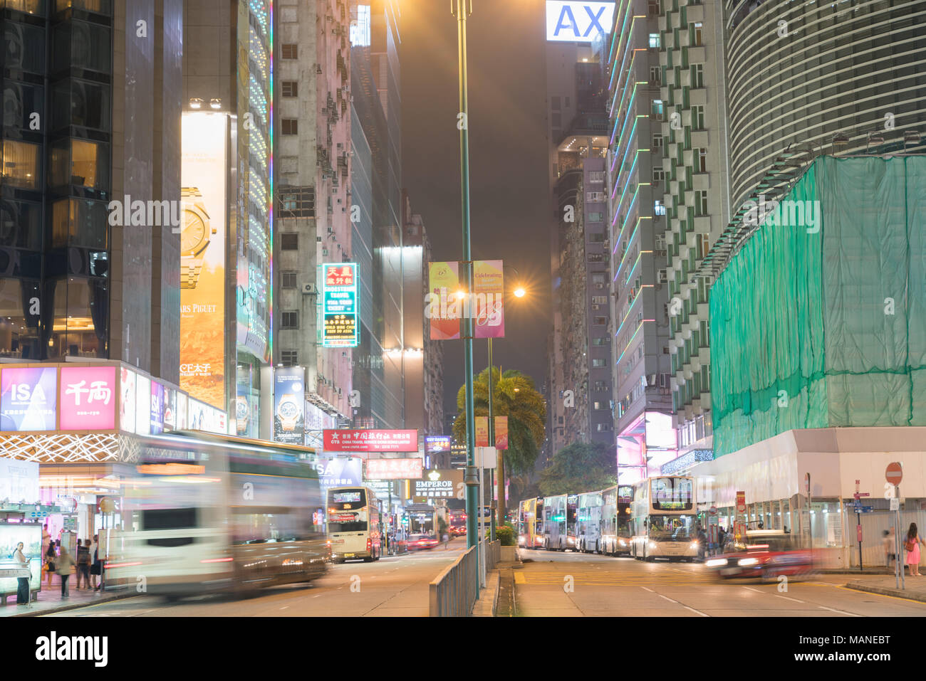 KOWLOON, HONG KONG - 19 settembre 2017; autobus turistici linea tipicamente città asiatiche street sotto le luci della notte la ricerca di Nathan Road nel centro business Foto Stock