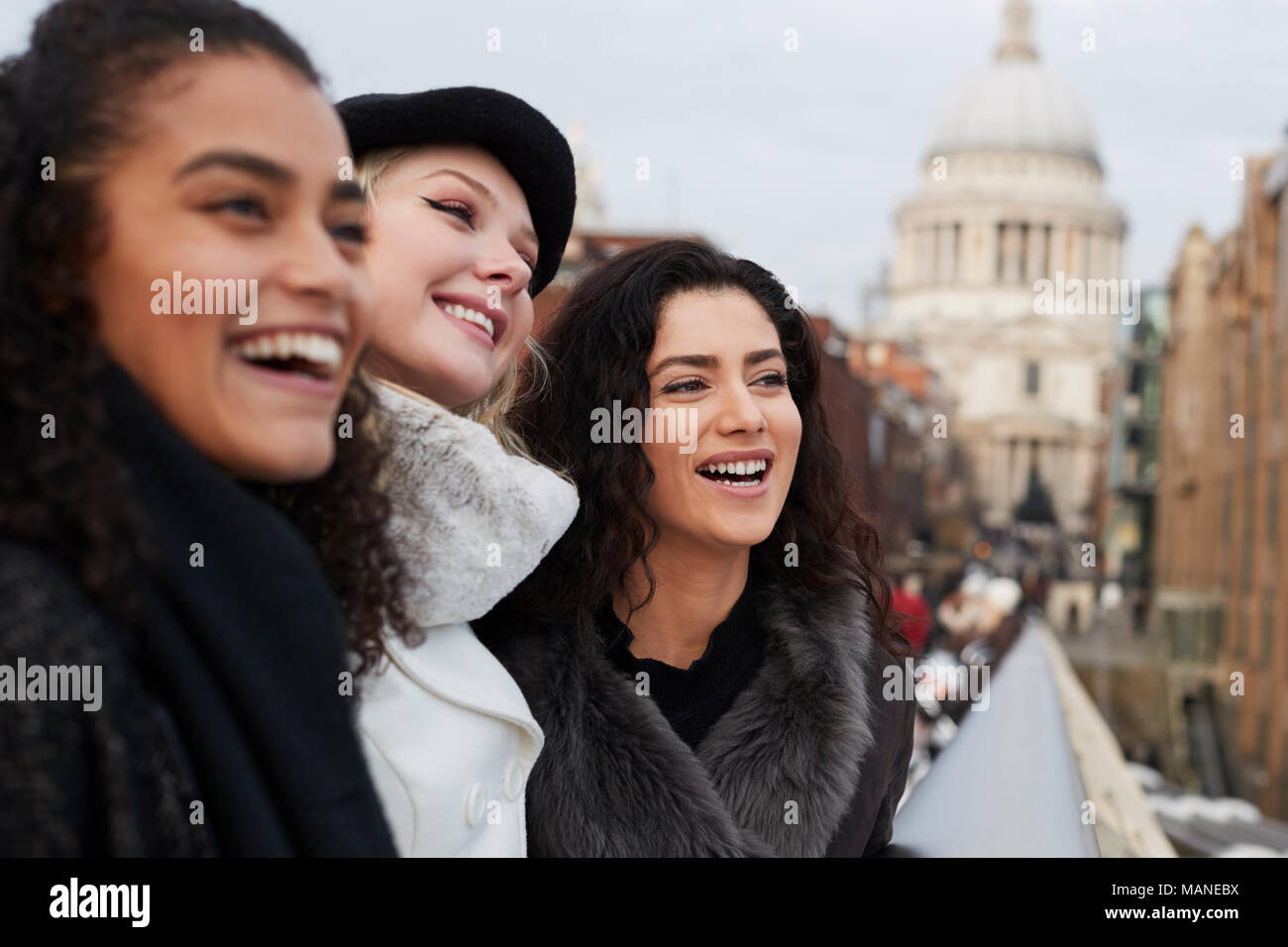 Un gruppo di giovani amici di sesso femminile in visita a Londra in inverno Foto Stock