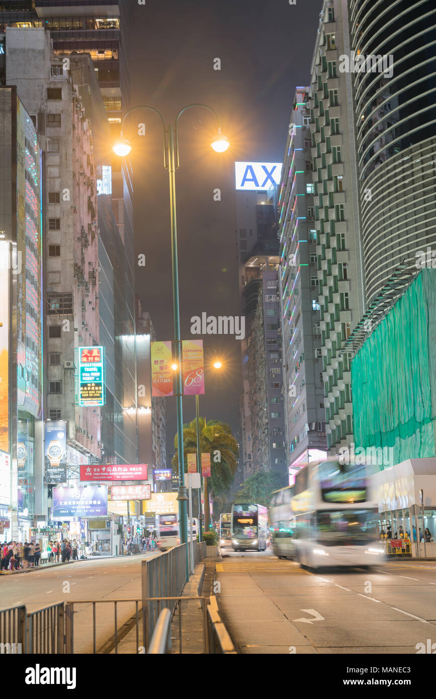 KOWLOON, HONG KONG - 19 settembre 2017; tipicamente città asiatiche street con 68Repubblica cinese anniversario banner sotto le luci della notte cercando Natha Foto Stock