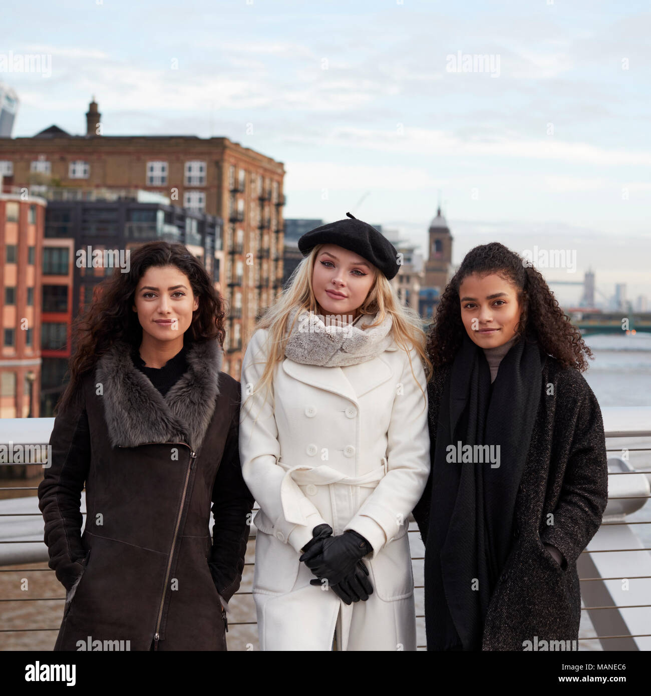 Ritratto femminile di amici in visita a Londra in inverno Foto Stock