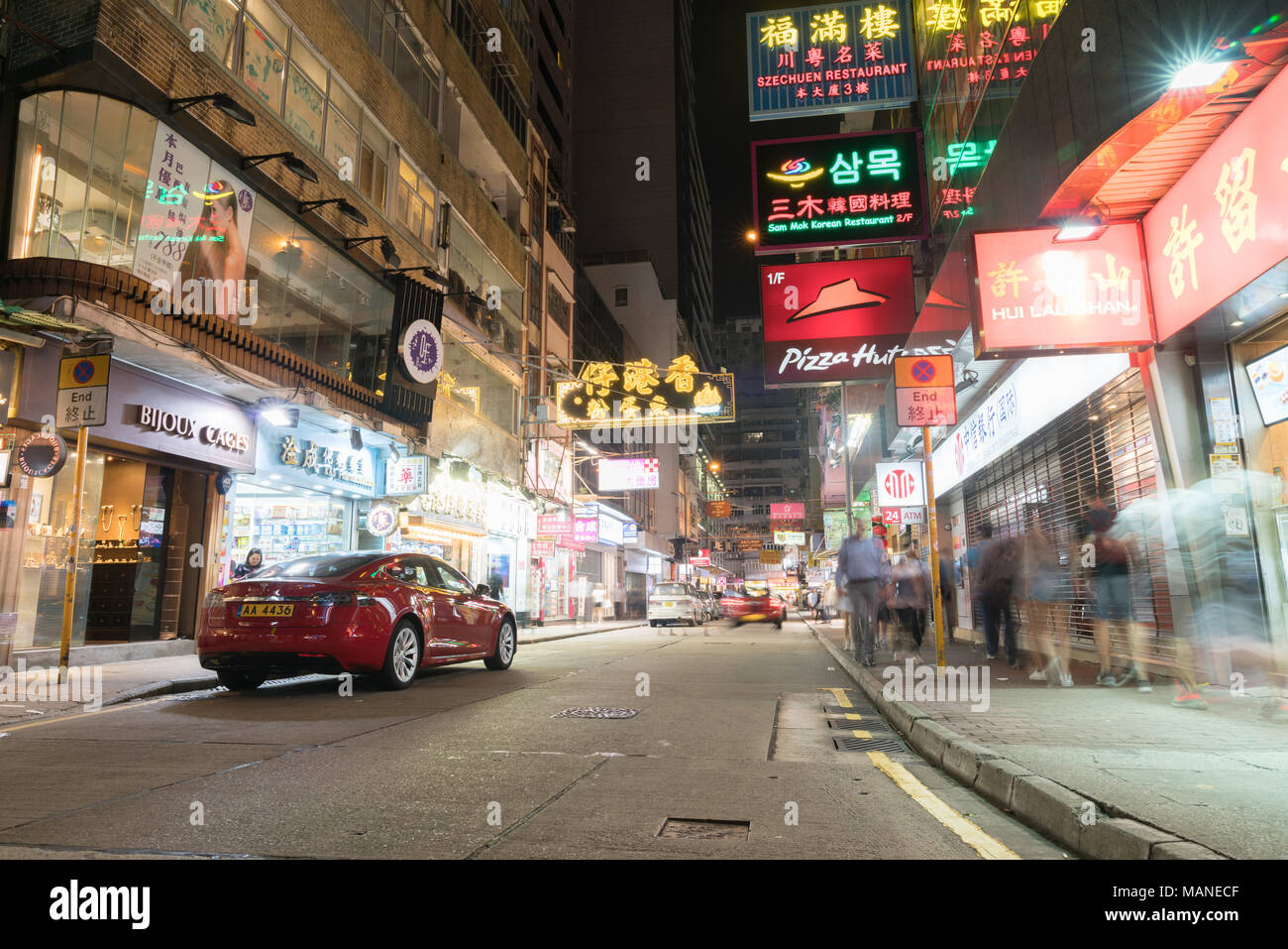 KOWLOON, HONG KONG - 19 settembre 2017; tipicamente asiatiche segni al neon in strada di città sotto le luci della notte la ricerca di Nathan Road nel centro business e r Foto Stock
