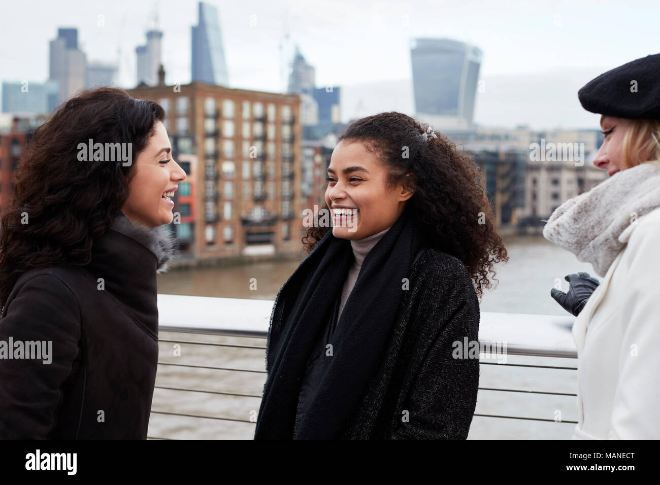 Un gruppo di giovani amici di sesso femminile in visita a Londra in inverno Foto Stock Un gruppo di giovani amici di sesso femminile in visita a Londra in inverno Foto Stock