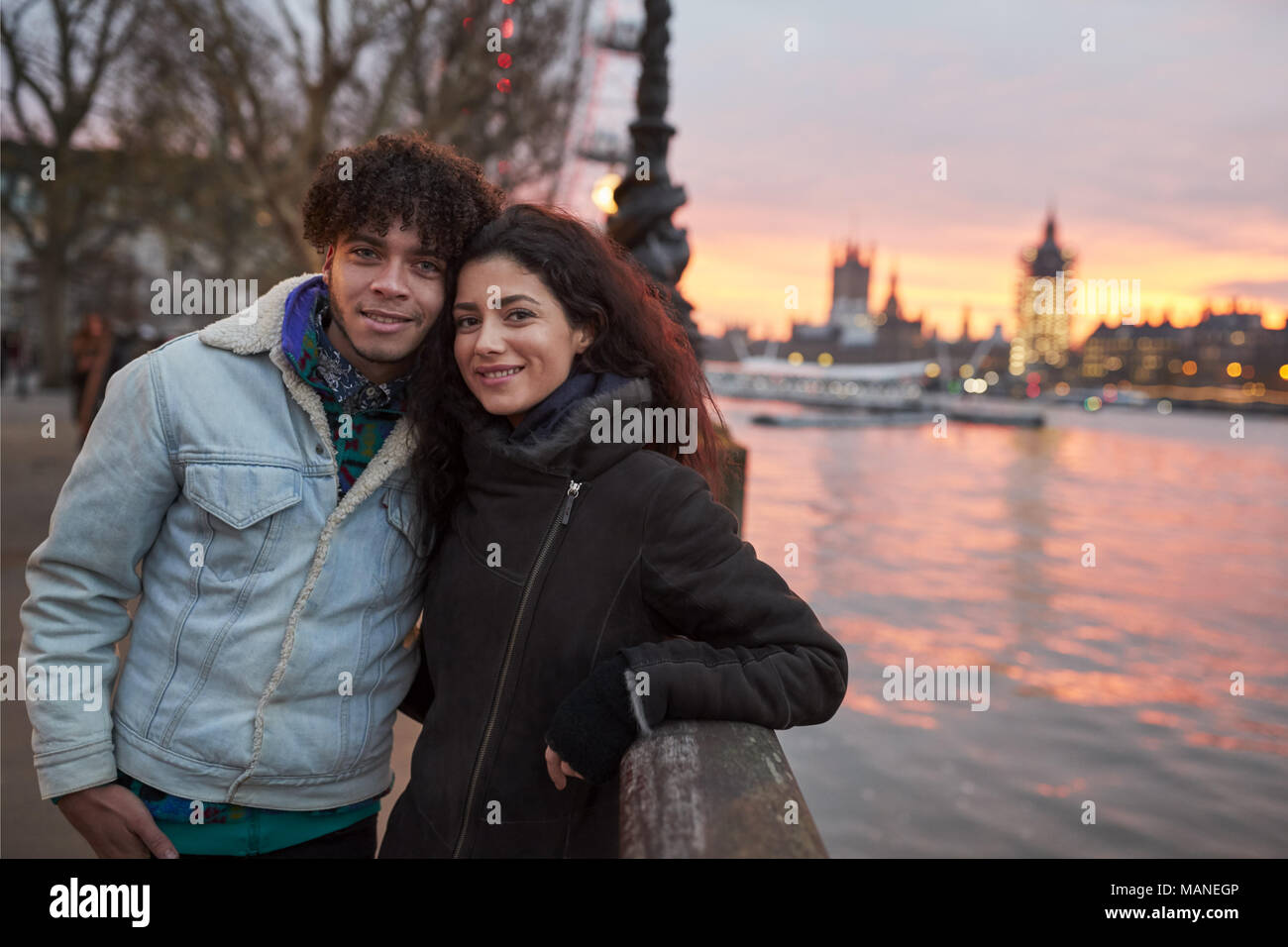 Ritratto di giovane camminando lungo South Bank in visita a Londra Foto Stock