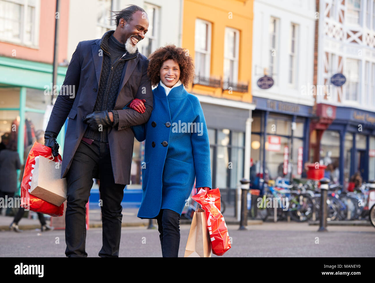 Coppia Matura godendo di shopping in città insieme Foto Stock