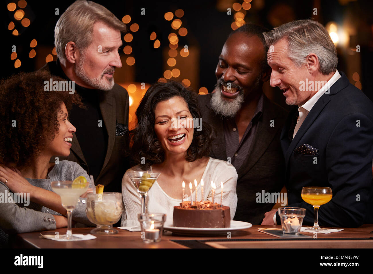 Un gruppo di persone di mezza età amici festeggia il compleanno in bar Foto Stock