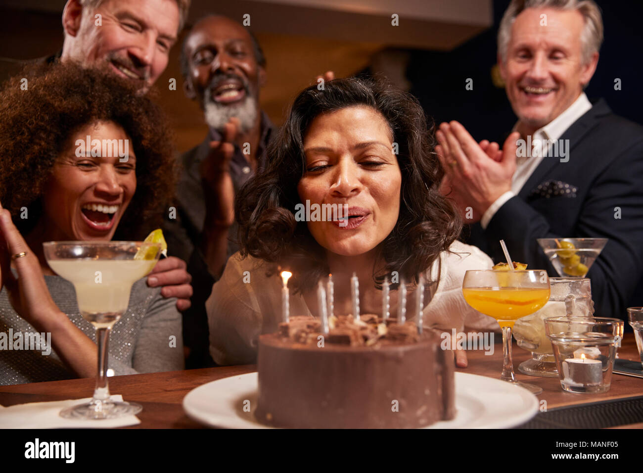 Un gruppo di persone di mezza età amici festeggia il compleanno in bar Foto Stock