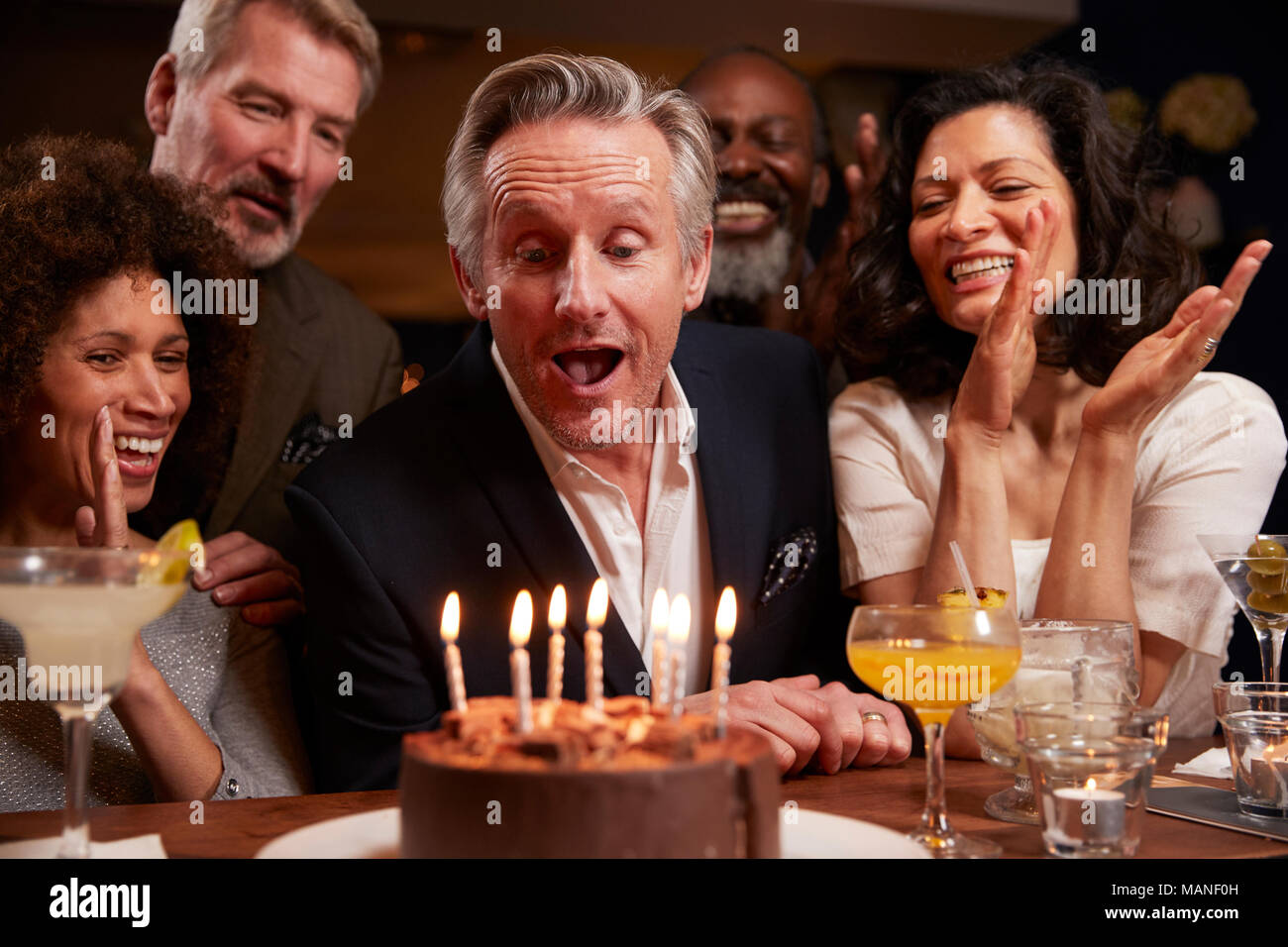 Un gruppo di persone di mezza età amici festeggia il compleanno in bar Foto Stock