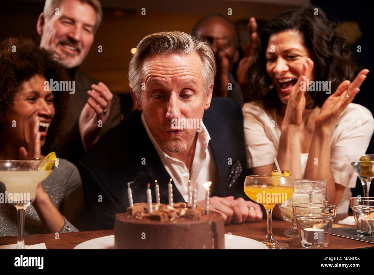 Un gruppo di persone di mezza età amici festeggia il compleanno in bar Foto Stock